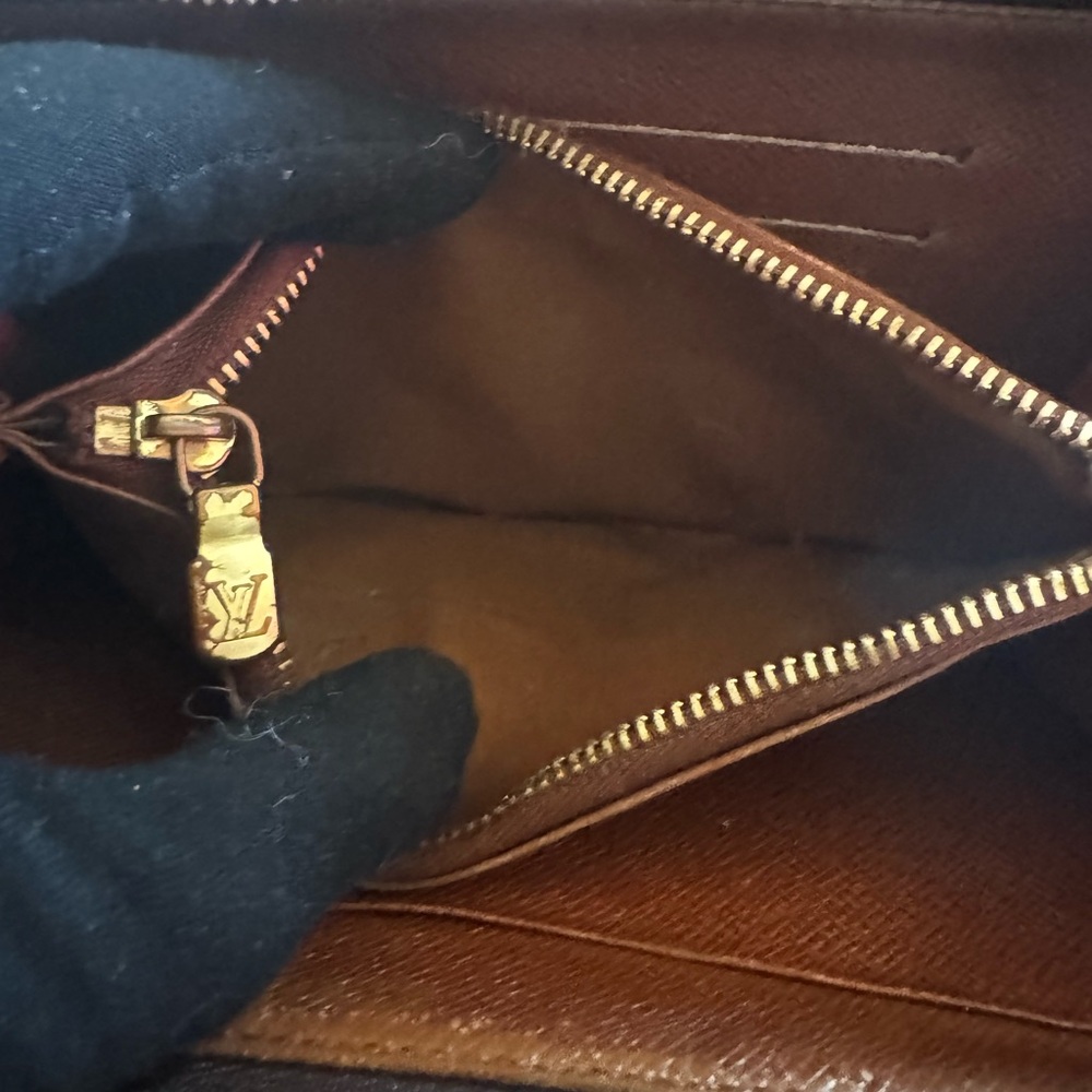 - Louis Vuitton Monogram
Porte Monnaie
Zippy Long Wallet/Preloved - Picture 8 of 16